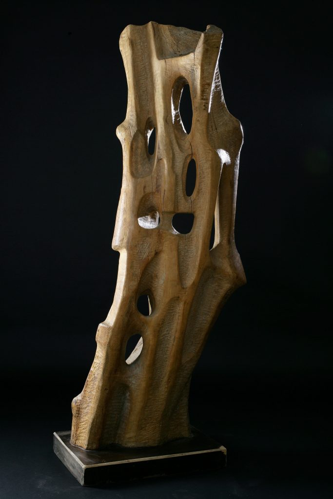 Figure 1967, olive wood sculpture, 156x50x53cm, di Adolf Vallazza
